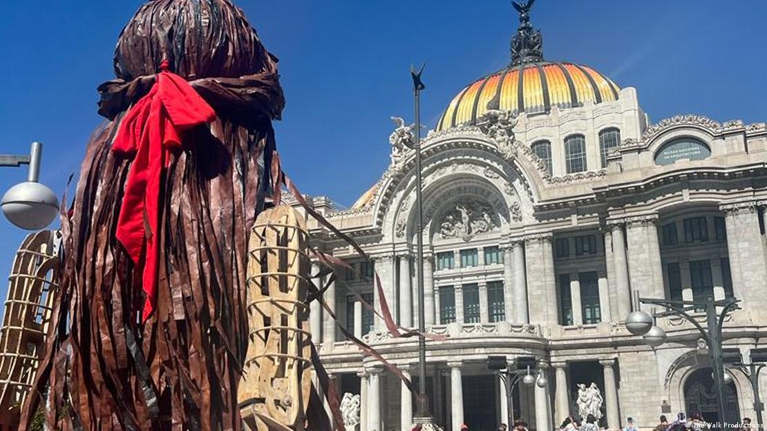 La muñeca gigante Pequeña Amal frente al Palacio de Bellas Artes, Ciudad de México.