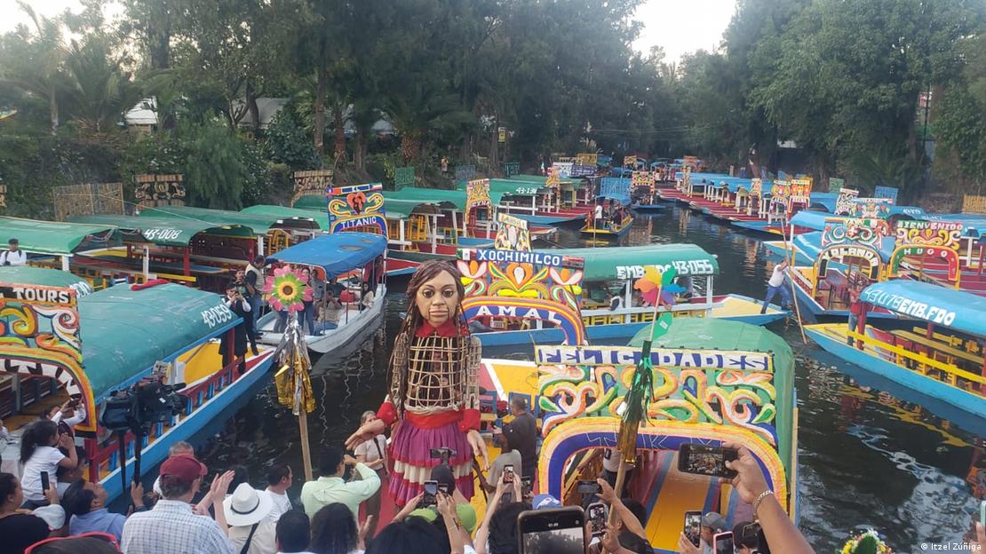 La muñeca de la Pequeña Amal, en una embarcación llamada trajinera, en Xochimilco, México.
