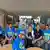 USA | 10 Mitglieder von "Californians for Caste Equity",sieben davon tragen blaue Kampagnen-T-Shirts mit gelber Schrift: "Vote Yes", "Stimme mit ja"