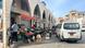 Una calle en el Líbano, donde hay personas delante de un centro de refugiados. Una calle en el Líbano, donde hay personas delante de un centro de refugiados.