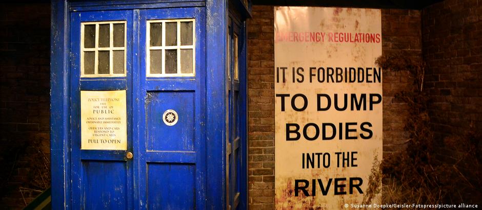 Na série, Doctor viaja pelo espaço em uma cabine policial