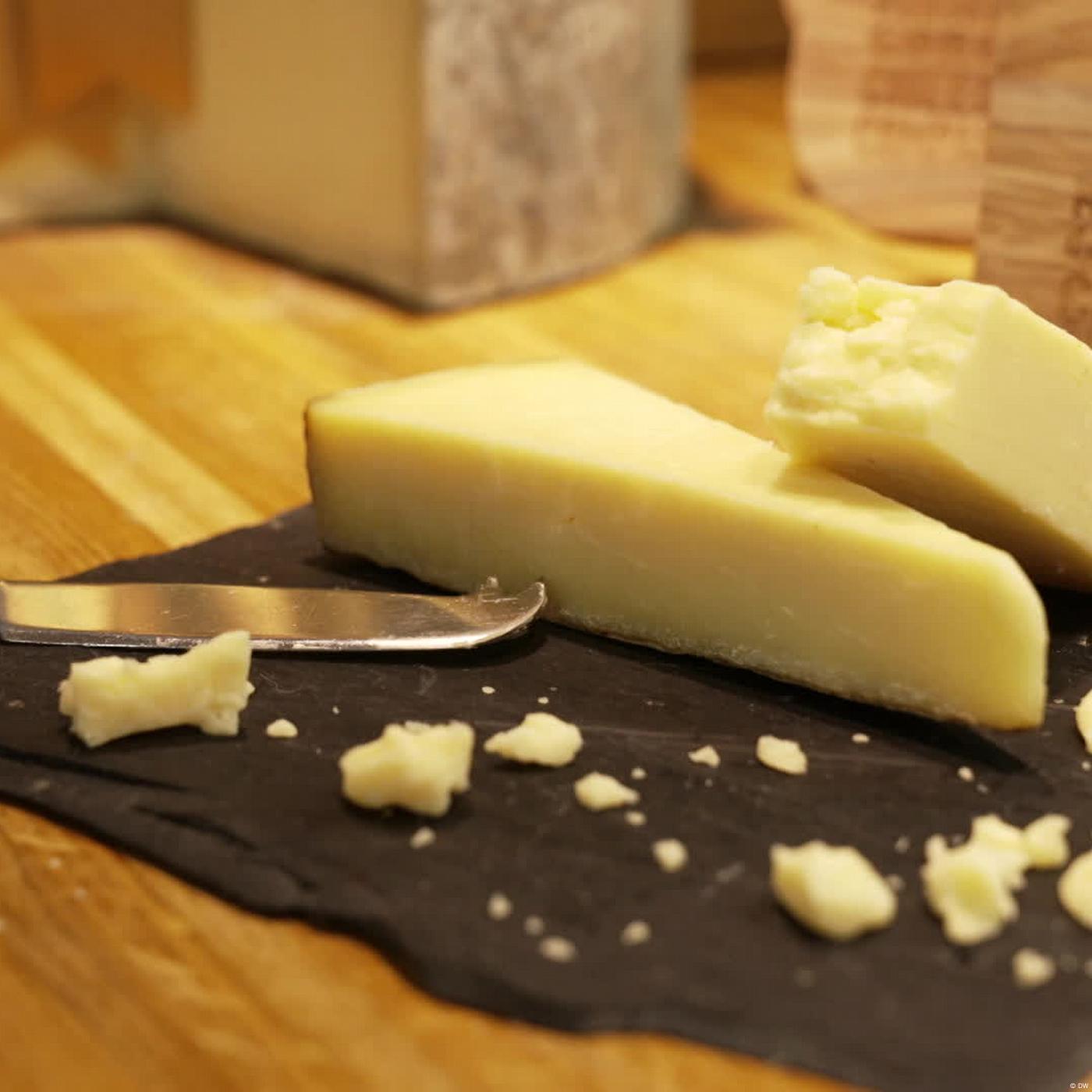 Woher kommt der weltweit beliebte Cheddar-Käse?