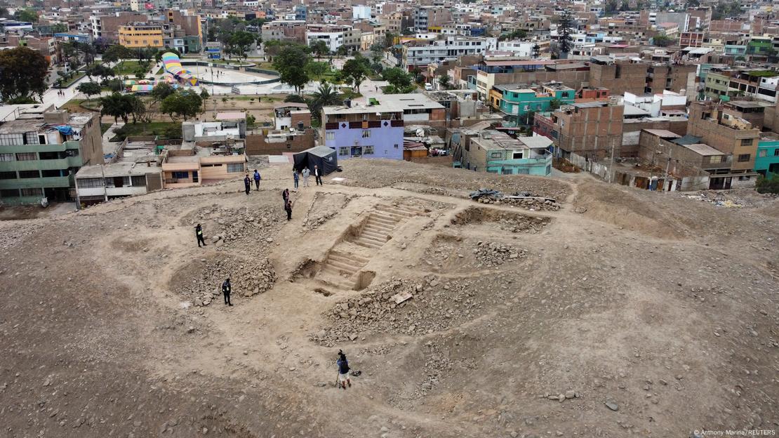 Personas alrededor del yacimiento arqueológico de Huaca La Florida.