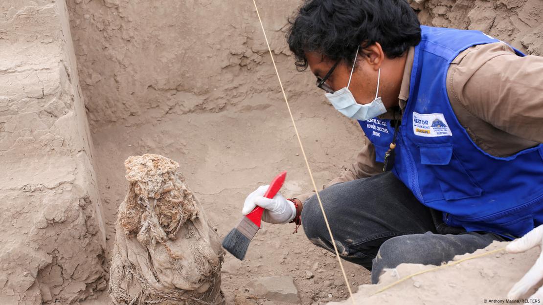 Un arqueólogo trabaja en una de las cinco momias que, según los arqueólogos, pertenecen a la cultura preincaica Ychma.