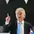 Der niederländische Politiker Geert Wilders gestikuliert mit erhobenem Zeigefinger