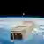 A diferencia de la imagen, el LignoSat, un satélite del tamaño de una taza de café, es más avanzado que una simple caja de madera en el espacio. La elección de la madera, aunque sorprendente, se justifica por su idoneidad para soportar las condiciones espaciales. 