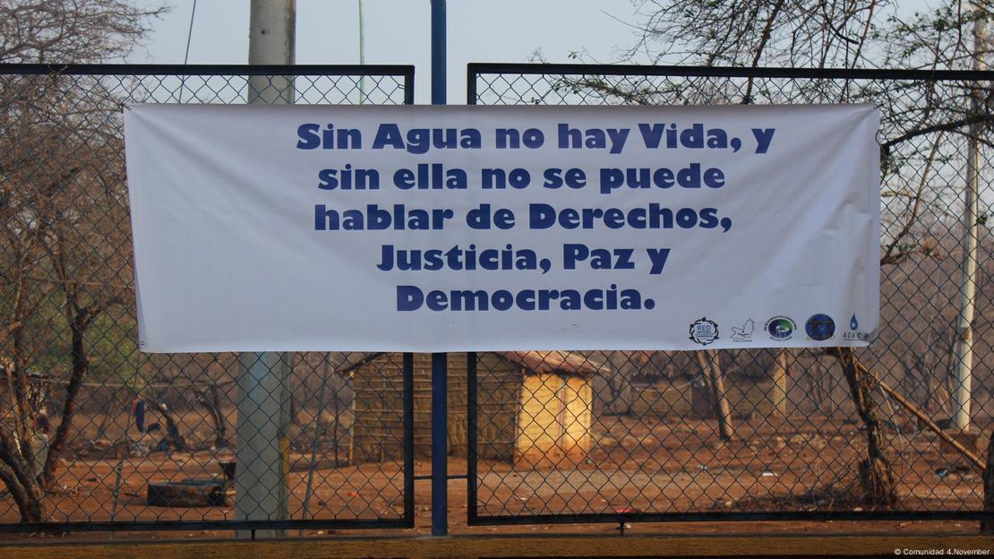 Pancarta en una comunidad afectada por la mina El Cerrejón: "Sin agua no hay vida, y sin ella no se puede hablar de derecho, justicia, paz y democracia".