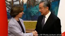 24.11.2023 **Chinese Foreign Minister Wang Yi, right, shakes hands with French Foreign Minister Catherine Colonna at the Diaoyutai State Guesthouse in Beijing, Friday, Nov. 24, 2023. (AP Photo/Ng Han Guan)