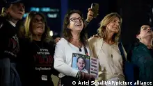 24/11/2023 People react as they hear the news of the release of 13 Israeli hostages held by Hamas in the Gaza strip, in Tel Aviv, Israel, on Friday, Nov. 24, 2023. Friday marks the start of a four-day cease-fire in the Israel-Hamas war, during which the Gaza militants pledged to release 50 hostages in exchange for 150 Palestinians imprisoned by Israel. (AP Photo/Ariel Schalit)