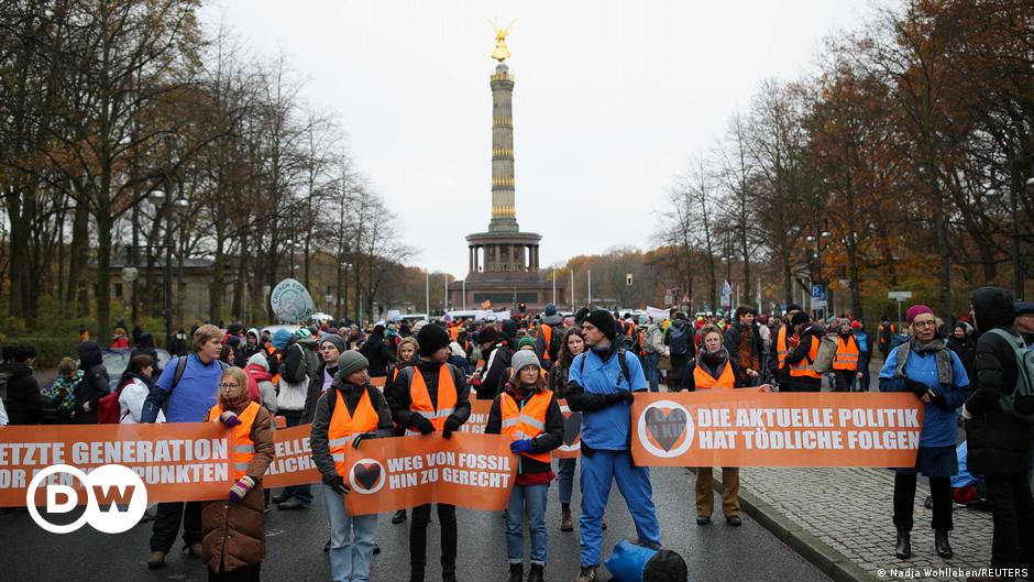 Aktivisten der letzten Generation blockieren Berliner Straßen – DW – 25.11.2023