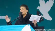 25/11/2023**Die Politikerin Sahra Wagenknecht tritt als Rednerin vor etwa 10.000 Menschen bei einer Friedensdemonstration vor dem Brandenburger Tor auf. Rüstungswahnsinn stoppen lautet das Motto der Demonstration gegen den Ukraine-Krieg.