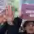 Mulher em protesto com a palavra STOP escrita na palma da mão