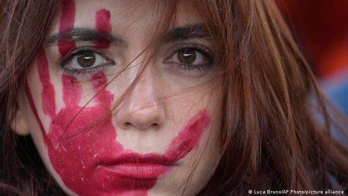 UE adota lei inédita de combate à violência contra mulheres