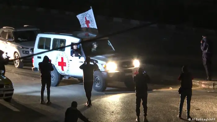 以色列人质正在转交给红十字会