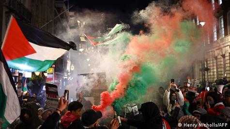 Des manifestants tenant des drapeaux de la Palestine