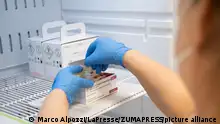 एस्ट्राजेनेका ने कहा है कि वह अपनी कोविड-19 वैक्सीन दुनियाभर के बाजारों से वापस ले रही है
