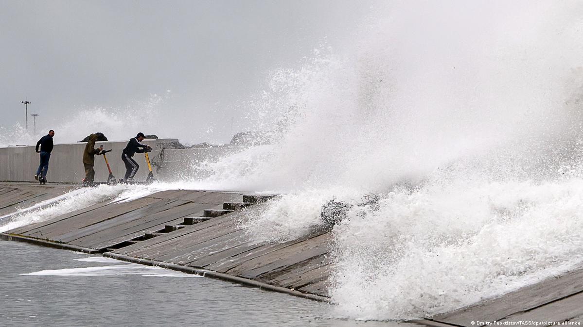 Winter storm pounds Black Sea region