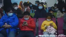 儿童呼吸道疾病小患者在杭州一家医院等候输液