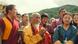 Szene aus "The Monk and the Gun" zeigt eine Gruppe Bhutaner, zwei davon in Mönchskleidung Szene aus "The Monk and the Gun" zeigt eine Gruppe Bhutaner, zwei davon in Mönchskleidung