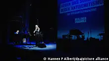Der Pianist Igor Levit (l) und Cosima Soulez Lariviere spielen gemeinsam auf der Bühne. Levit und das Berliner Ensemble geben ein Solidaritätskonzert für die Opfer des Hamas-Terroranschlags in Israel.