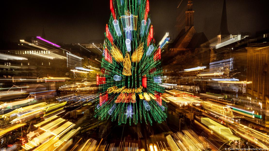 Sheshi i tregut të Krishtlindjes me pemën e zbukuruar me drita e plot ornamente me ngjyra në Dortmund