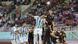 La defensa alemana despeja el balón por lo alto La defensa alemana despeja el balón por lo alto