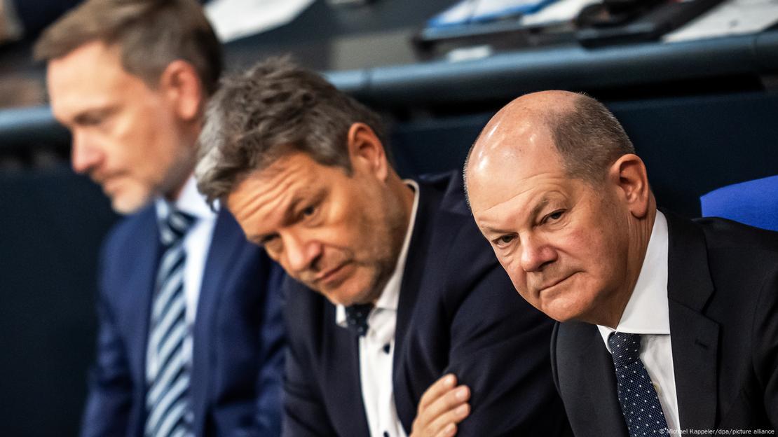 Finanzminister Christian Lindner und Robert Habeck, Minister für Wirtschaft und Klimaschutz, sitzen neben Olaf Scholz und verfolgen die Reden im Bundestag