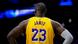 LeBron James juega con el número 23 de los Lakers de Los Angeles, y lo hará un año más. LeBron James juega con el número 23 de los Lakers de Los Angeles, y lo hará un año más.