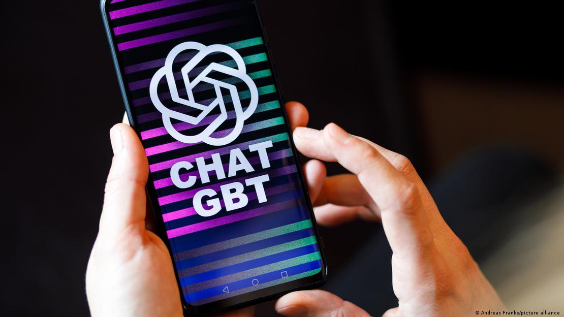 Zaslon mobitela sa simbolom ChatGBT-ja