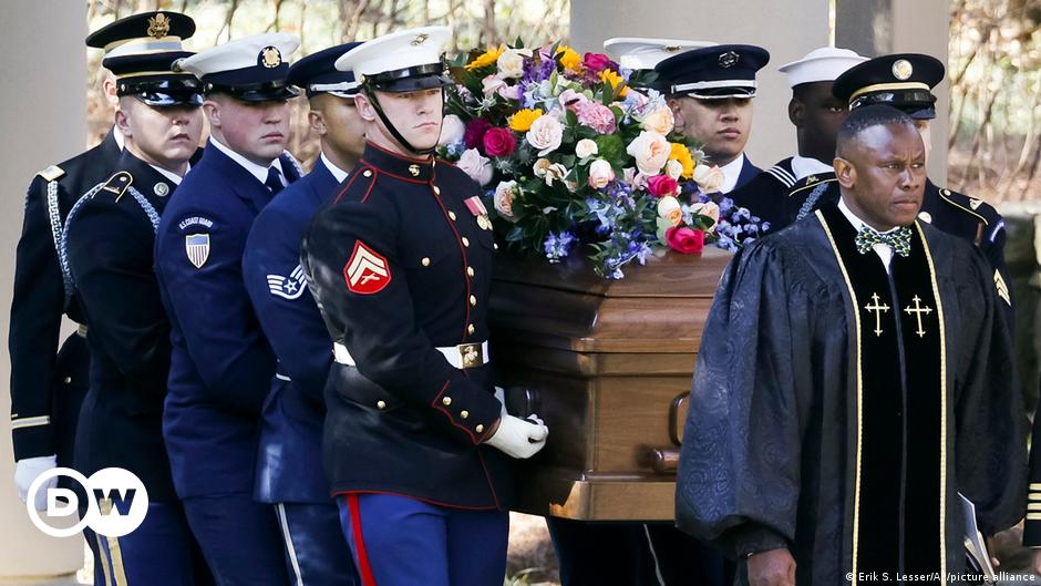 Jimmy Carter memimpin pemakaman istrinya – DW – 28/11/2023