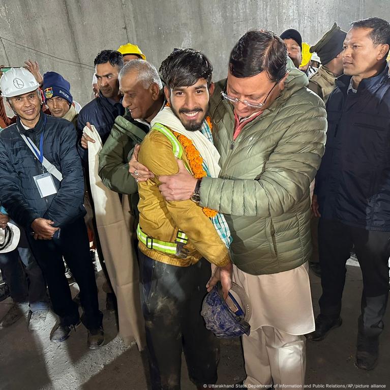 受困隧道17天 印度41名工人全数获救