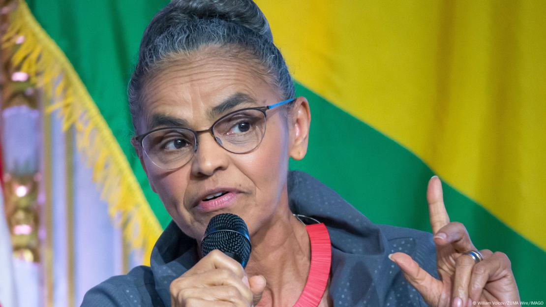 Marina Silva fala ao microfone.