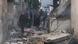 Palestinci prolaze pored oštećene zgrade nakon operacije izraelske vojske u izbegličkom kampu Dženin na Zapadnoj obali Palestinci prolaze pored oštećene zgrade nakon operacije izraelske vojske u izbegličkom kampu Dženin na Zapadnoj obali