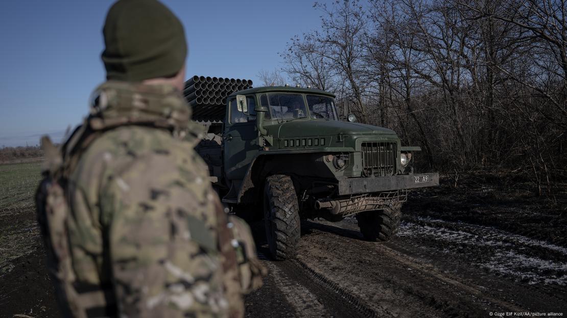 Luftime në Avdiivka, ushtar ukrainas dhe një tank në rrugë