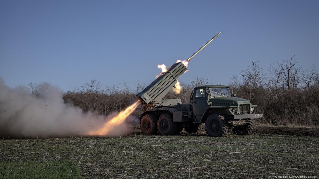 Disparo de artilharia em Avdiivka, na Ucrânia