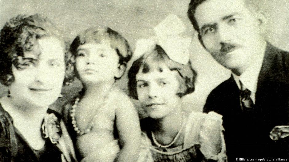 Marija sa dve godine (1925) sa roditeljima i starijom sestrom