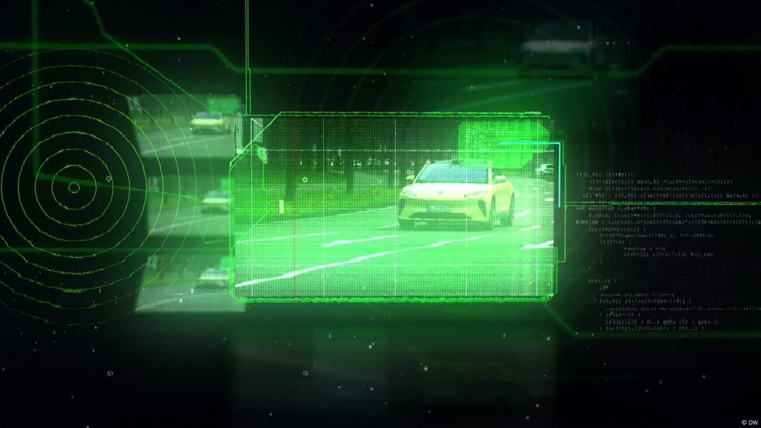 Zaslon s fotografijom automobila kroz zeleni filter