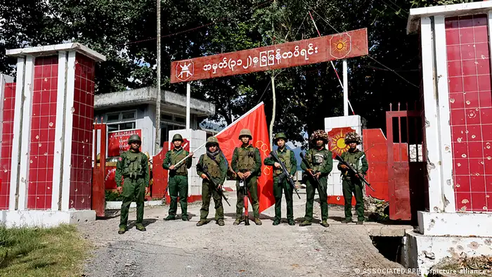 图为在缅北叛乱的“三兄弟联盟”之一的民族武装组织:缅甸民族民主同盟军(MNDAA)。