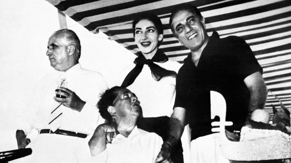 S leve strane Menegini (suprug), s desne Onazis (ljubav), dole grofica Volpi, u Veneciji 1957.