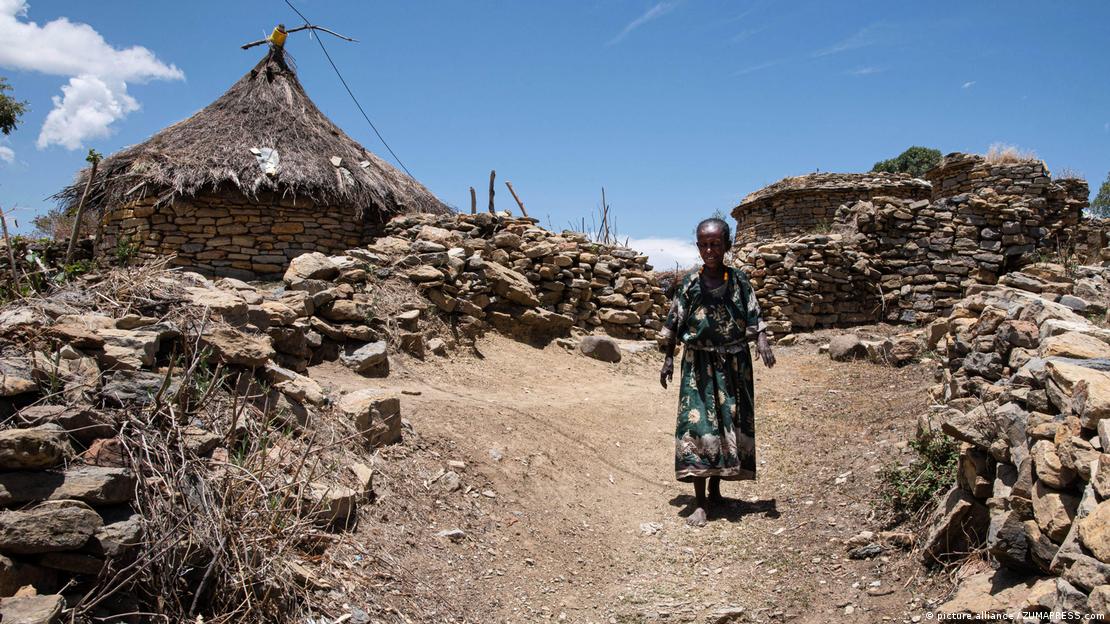 Une femme originaire d'un petit village situé près de la ville de Samre se promène près de chez elle. Les organisations humanitaires font état d'une famine généralisée et de décès liés à la famine dans le Tigré (26.05.23)