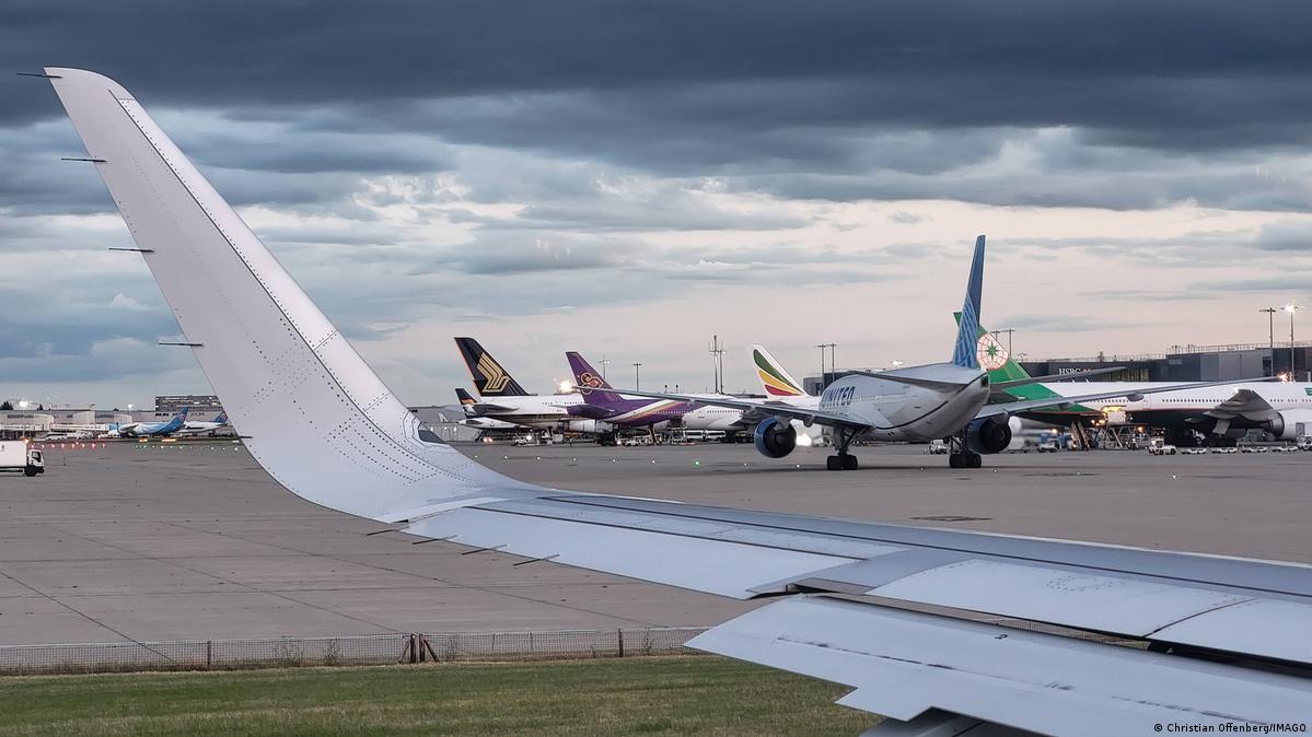 Falla técnica interrumpe más de 120 vuelos en el Reino Unido – DW – 31/07/2025