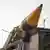 Військовий Корпусу вартових ісламської революції поруч з іранською ракетою класу "земля-земля" в Тегерані (24 листопада 2023 року)