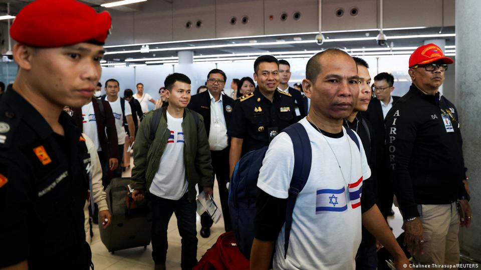 گروگانهای آزادشده تایلندی در هنگام ورود به فرودگاه بانکوک گروگانهای آزادشده تایلندی در هنگام ورود به فرودگاه بانکوک