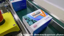 DIESES FOTO WIRD VON DER RUSSISCHEN STAATSAGENTUR TASS ZUR VERFÜGUNG GESTELLT. [RUSSIA, SARANSK - DECEMBER 17, 2022: Boxes of Rolnavir (brand name of Raltegravir) on a production line at a newly inaugurated high-tech pill production faciliy at Promomed's Biokhimik pharmaceutical plant. The newly inaugurated production facility, which has a capacity of 1 bn pills a year, is intended for making essential medicines that can replace imported ones if foreign pharmaceutical companies stop their supplies to Russia. Alexander Shemetov/TASS]