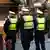 Трое вооруженных немецких полицейских на рождественском базаре в Эссене, декабрь 2022 года