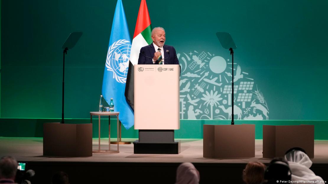 Lula fala em um púlpito em frente a uma bandeira da ONU e dos Emirados Áabes