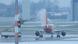 Servicios alemanes descongelando un avión de pasajeros en Berlín. Servicios alemanes descongelando un avión de pasajeros en Berlín.