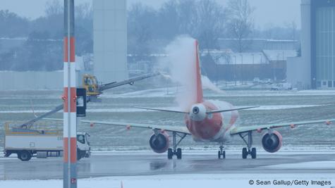 Germany Munich Airport suspends flights amid heavy snowfall DW