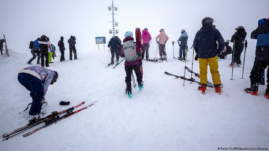 Heavy snows hit southern Germany, flights in Munich canceled – DW – 12/02/2023 - Vimarsana News