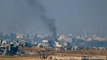 Smoke rises amid damaged buildings in Gaza, after a temporary truce between Israel and the Palestinian Islamist group Hamas expired, as seen from southern Israel, December 2, 2023. REUTERS/Alexander Ermochenko
Rauch steigt inmitten beschädigter Gebäude in Gaza auf, nachdem ein vorübergehender Waffenstillstand zwischen Israel und der palästinensischen islamistischen Gruppe Hamas ausgelaufen ist, wie aus dem Süden Israels zu sehen ist